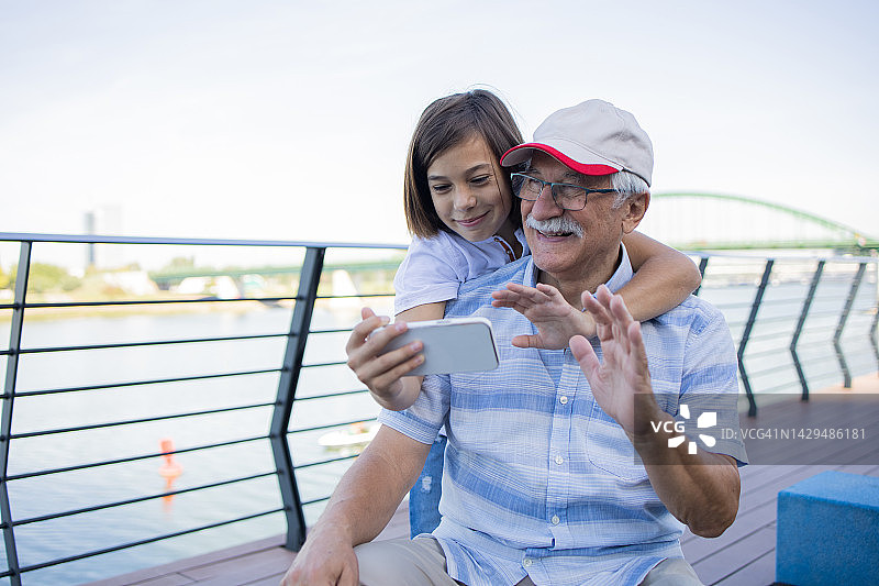 与孙子共度的退休时光图片素材