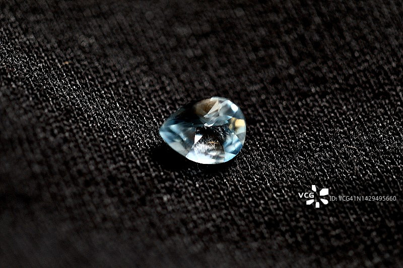 黑色背景上的宝石图片素材