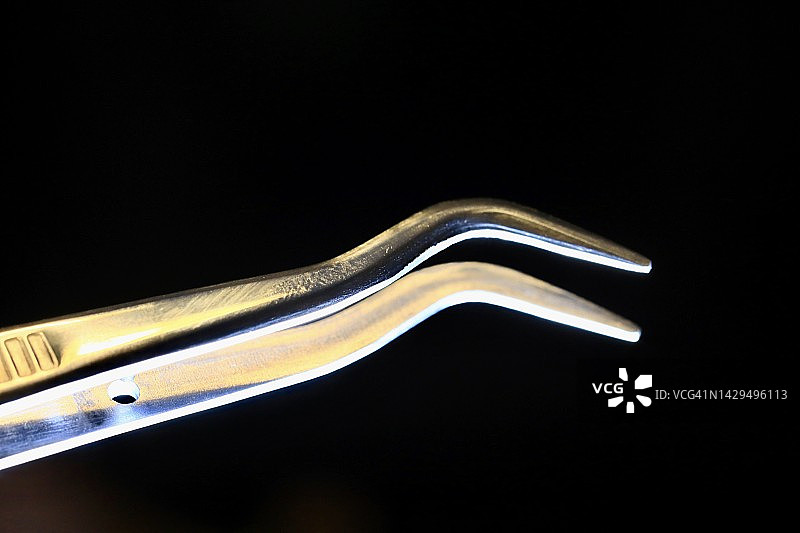 专业牙医清洁和检查工具图片素材