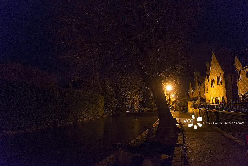 英国水上伯顿温德拉什河沿岸的夜景图片素材