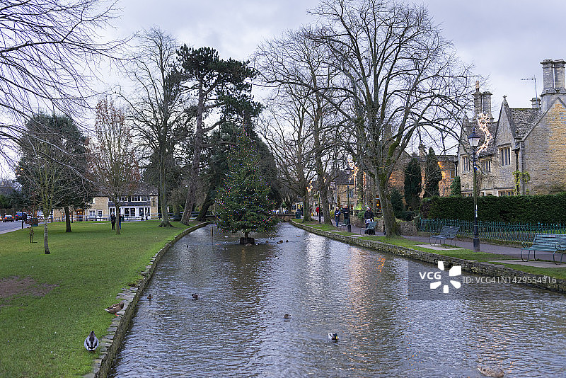英国格洛斯特郡水上伯顿温德拉什河中央的圣诞树图片素材