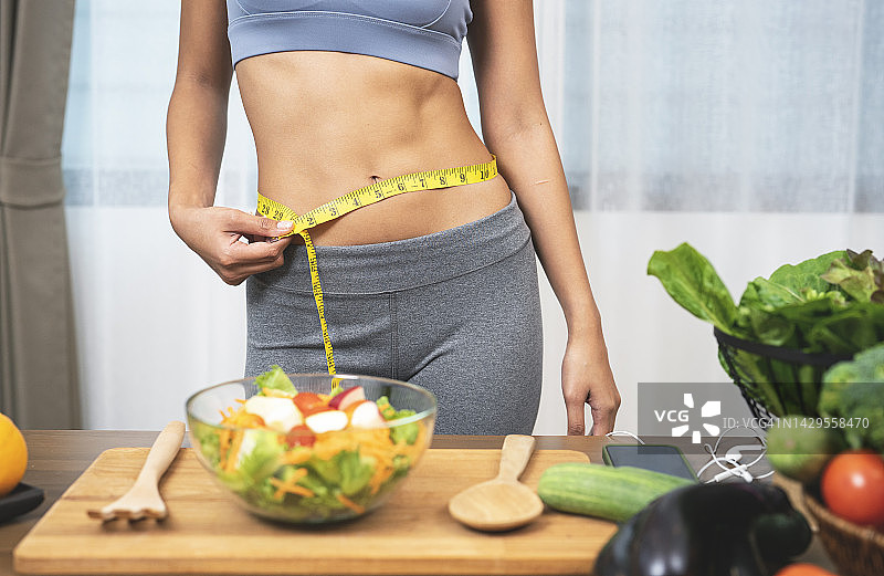 测量腰围的女人图片素材