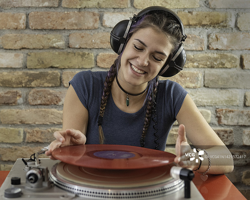 喜欢听老唱片的青少年女孩图片素材