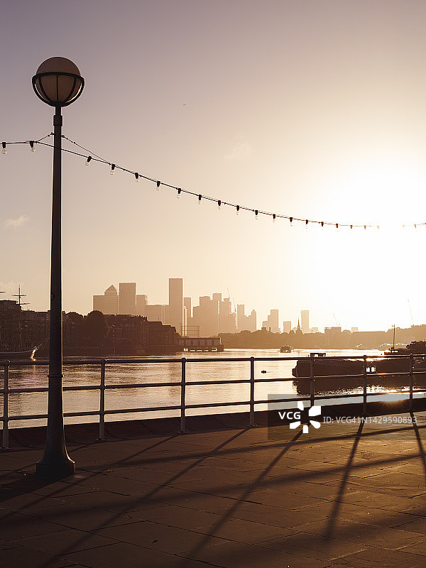 伦敦泰晤士河日出城市风光图片素材