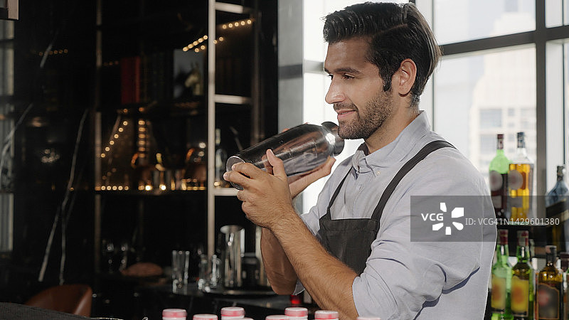 在酒吧调酒的亚洲调酒师图片素材