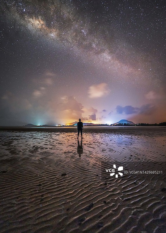 在马来西亚丰盛港的棉花岛上观星图片素材