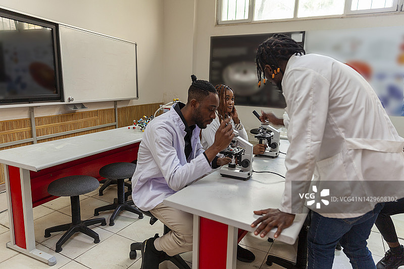 学生科学家分析图片素材