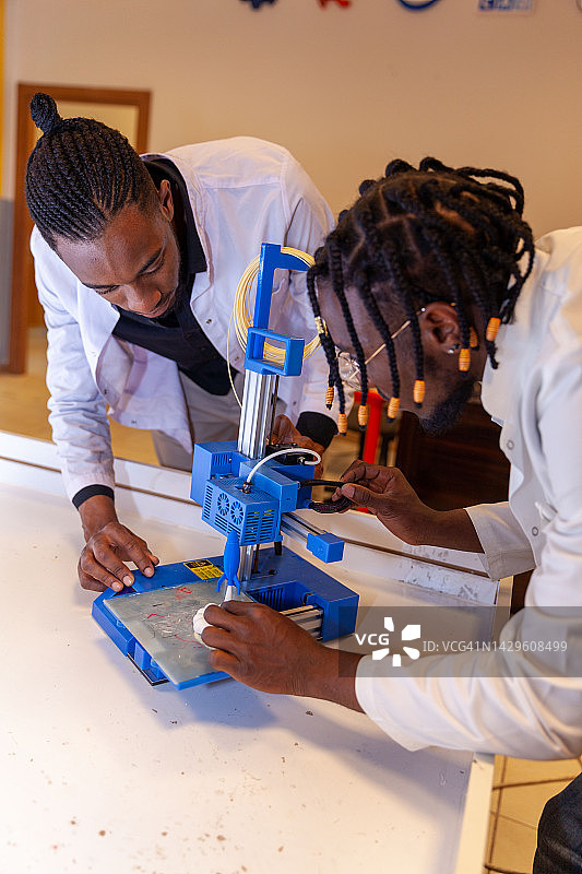 使用3D扫描的男人图片素材