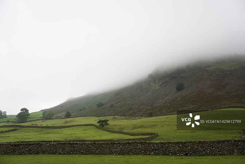 英国湖区Dunmail Raise的阴雨多雾的早晨丘陵景观图片素材