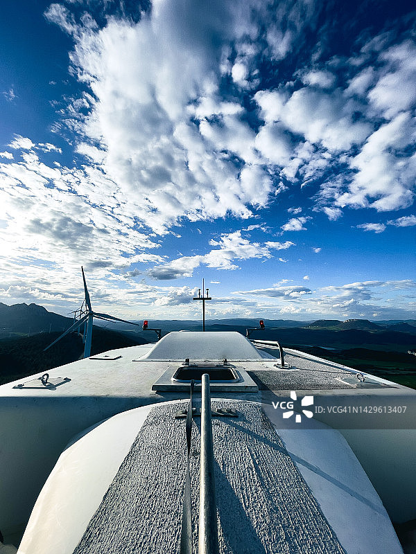 在风力涡轮机顶部工作图片素材