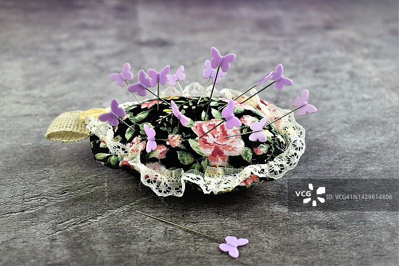 乡村背景上的花朵胸针图片素材