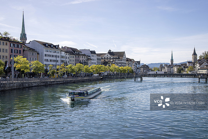 城市运河上溯流而上的船只图片素材