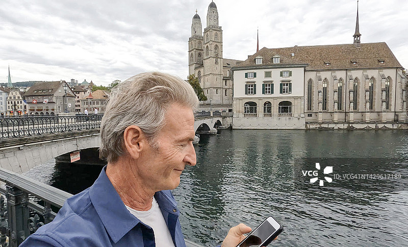 成熟男人探索老城区和运河的侧面轮廓图片素材