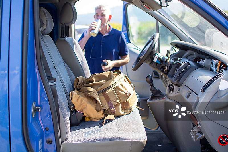 在车里休息喝水图片素材