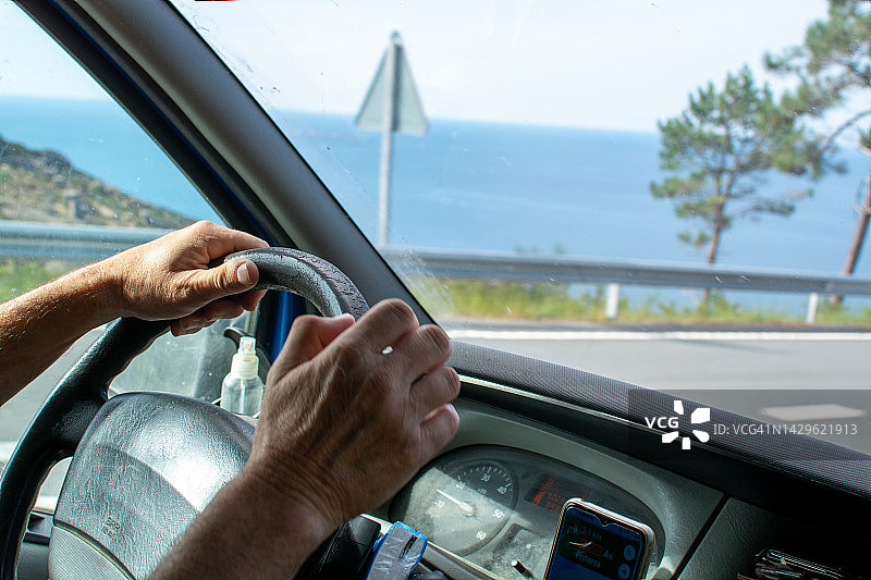 中年男人开车旅行图片素材