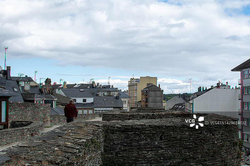 罗马墙，卢戈市，石板屋顶，男子剪影图片素材
