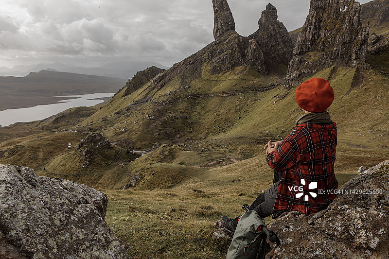 享受苏格兰乡村风光的中年女徒步旅行者图片素材