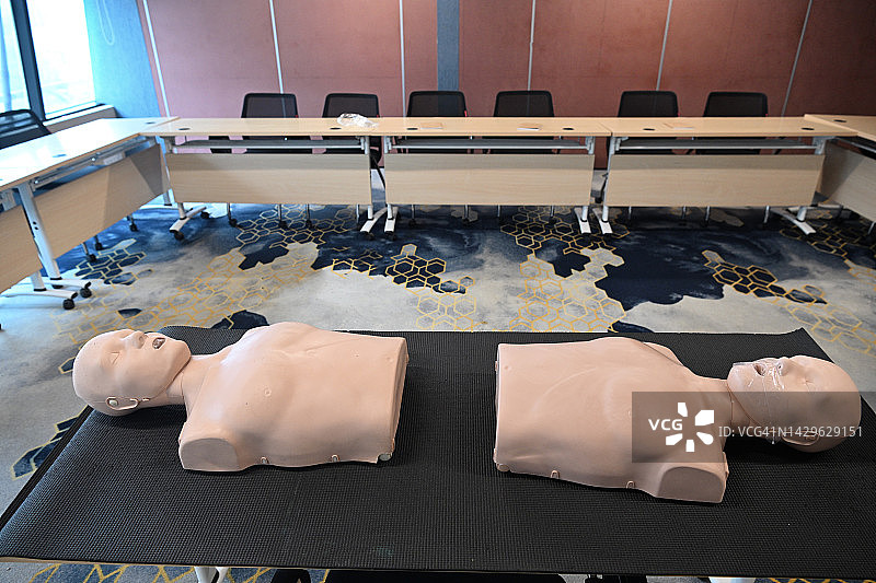 带有用于急救培训的人体模型的空旷培训室图片素材