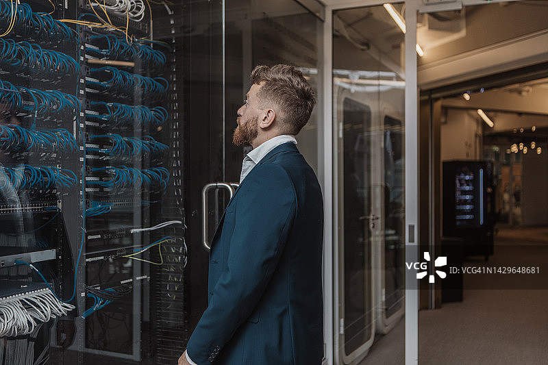 机房男技术员图片素材