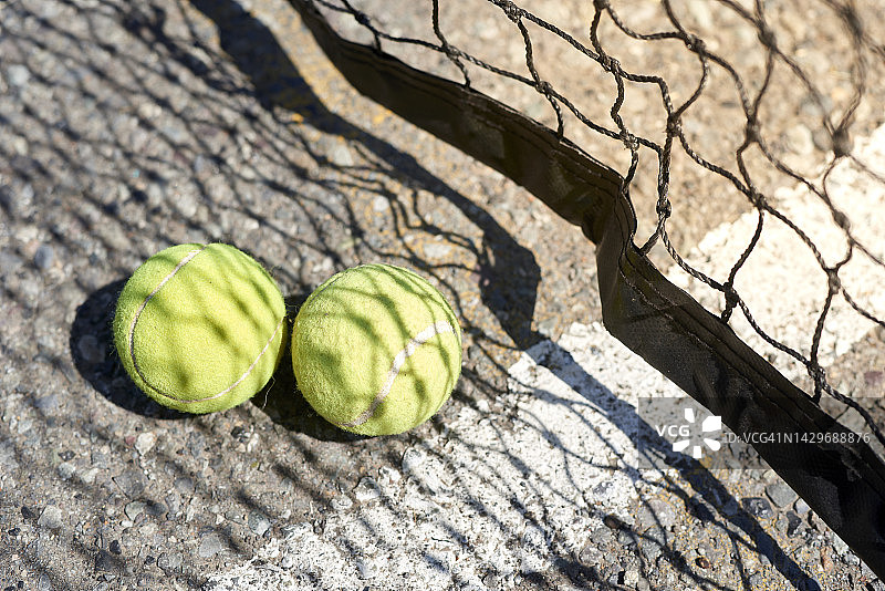 球场上的运动球图片素材