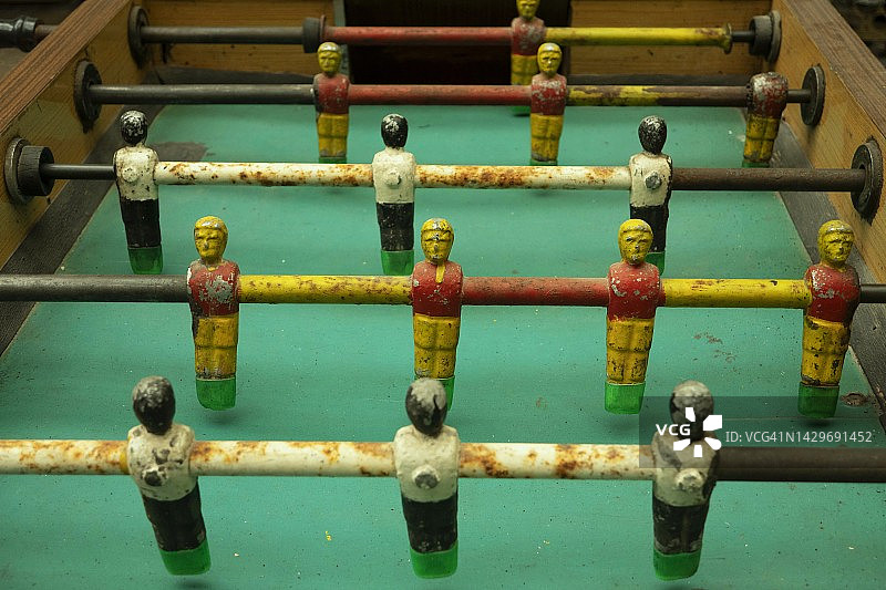 桌上足球比赛中足球运动员特写图片素材