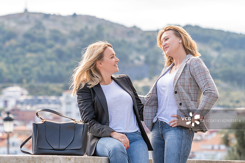 成年姐妹之间的舒适相处图片素材