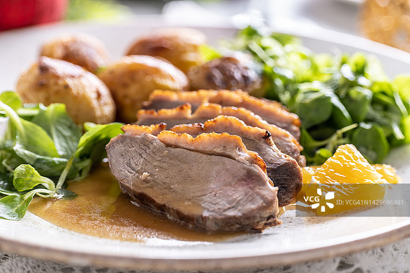 烤土豆橙香鸭胸配蔬菜沙拉和酱汁图片素材