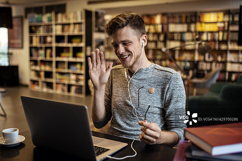 学生在图书馆使用笔记本电脑进行视频通话图片素材