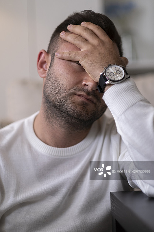 男人独自一人在家，看起来悲伤沮丧图片素材