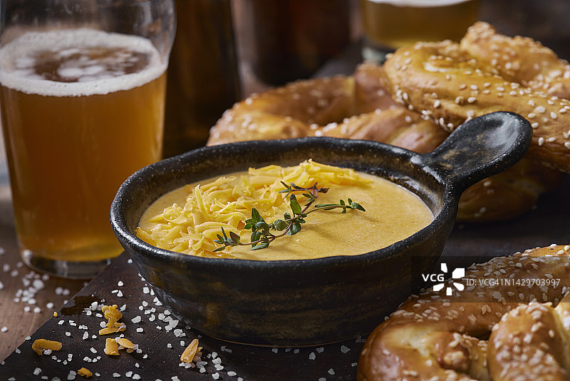 啤酒奶酪酱配软Pretzel面包图片素材