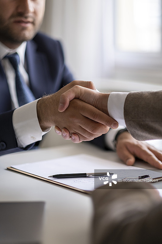 房产中介与客户签约后握手图片素材