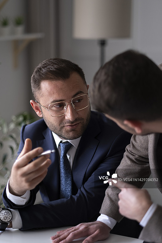 两位年轻男商人于办公室讨论或计划项目图片素材