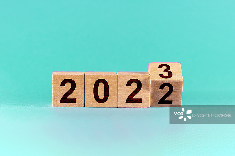 告别2022，迎接2023新年概念，木块数字变换图片素材