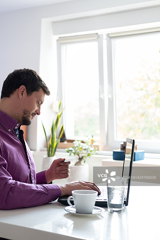 男人用笔记本电脑在线购物图片素材