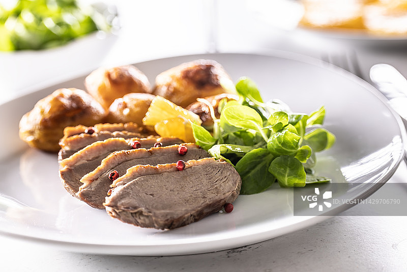 多汁酥脆的鸭胸肉配土豆叶沙拉和红辣椒图片素材