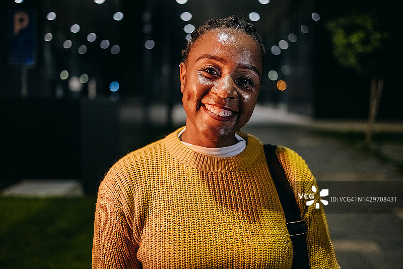 夜晚的女人肖像图片素材