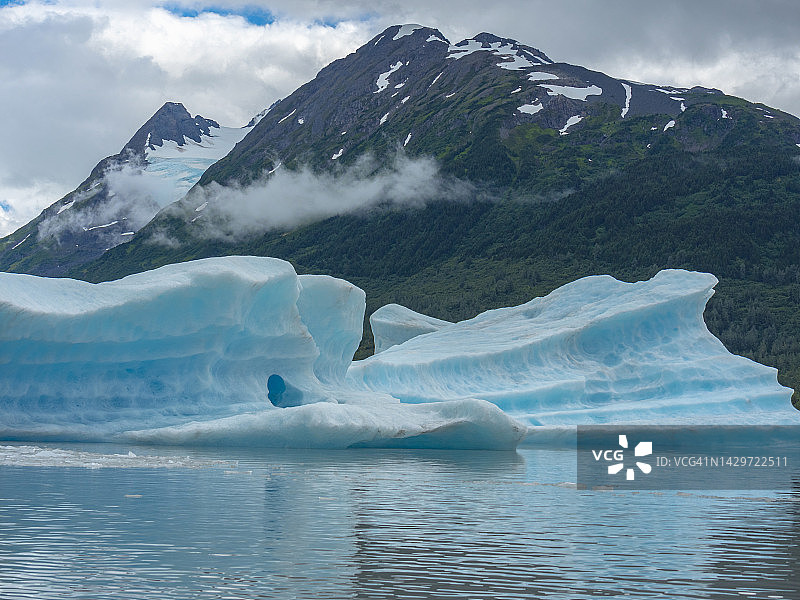 2022年08月05日 阿拉斯加斯潘塞冰川、冰山与群山图片素材