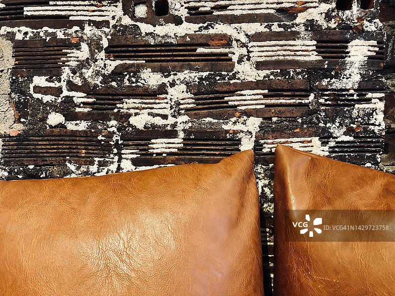 皮革靠垫和粗糙墙面图片素材