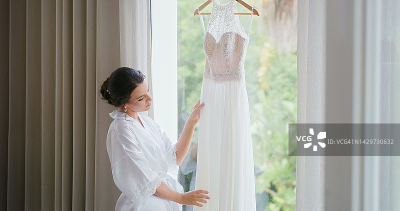 新娘，婚礼和穿着时尚礼服的女人，准备参加优雅的奢华婚礼庆典活动。 纪念日，订婚和优雅的蕾丝设计的精美白色婚纱图片素材