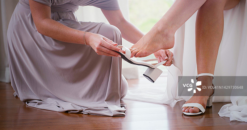 伴娘帮助新娘准备婚礼图片素材