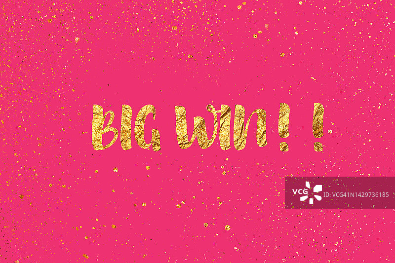 红色背景上的金色大赢家字样图片素材