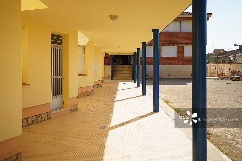 学校操场旁的走廊，连接不同教学楼和教室图片素材