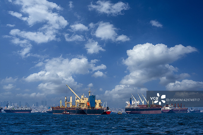 马尔马拉海等待通过伊斯坦布尔博斯普鲁斯海峡的船只图片素材