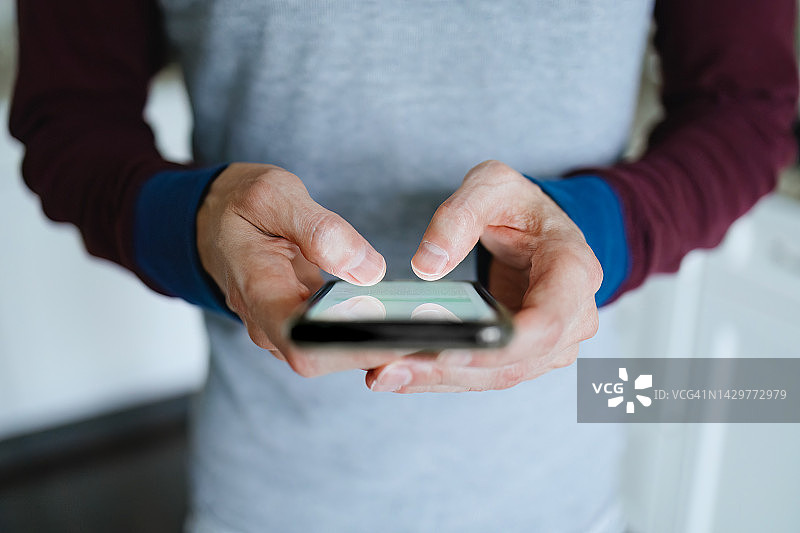 男人使用智能手机图片素材