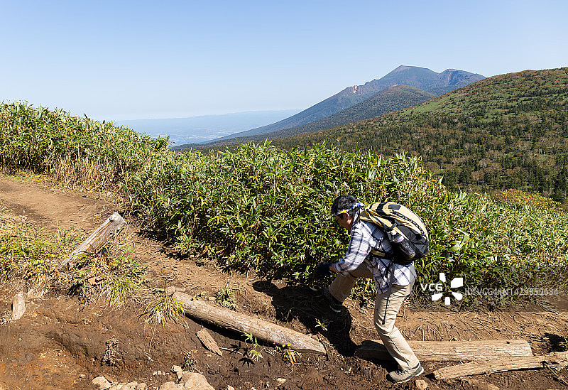 年长的女性登山图片素材