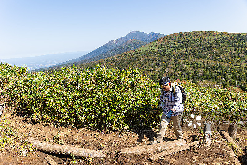 年长的女性登山图片素材