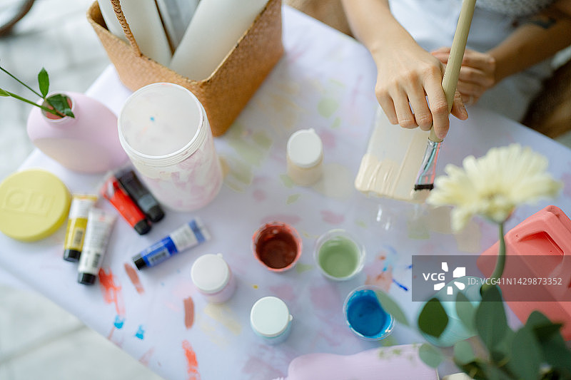 废弃塑料瓶制作的花瓶图片素材