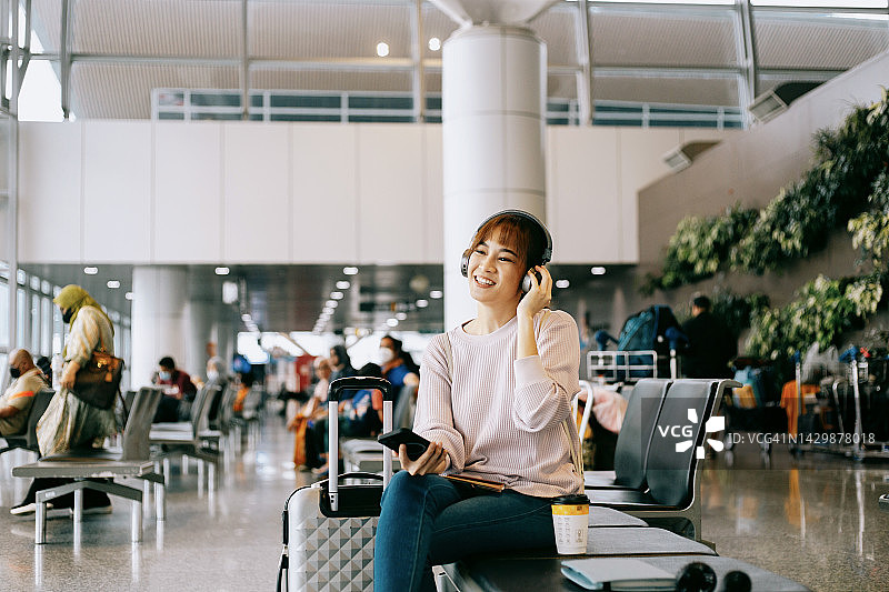 女人在候机区听音乐图片素材