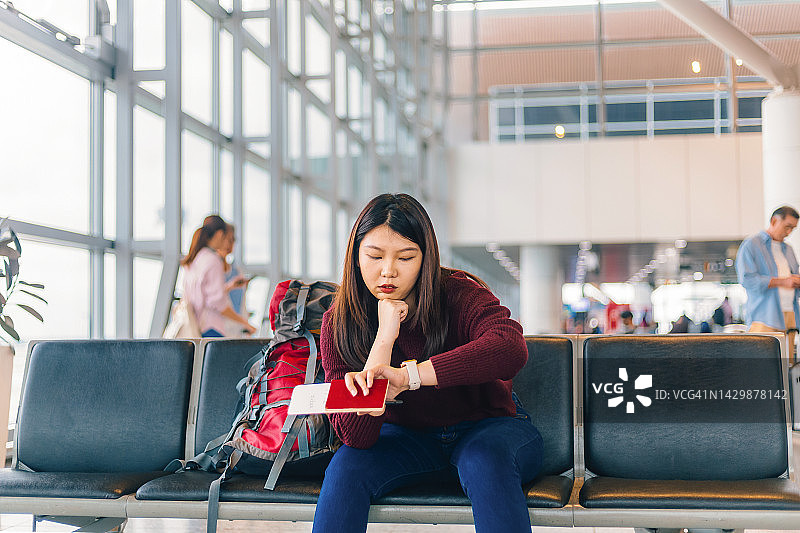 女人在机场查看时间图片素材