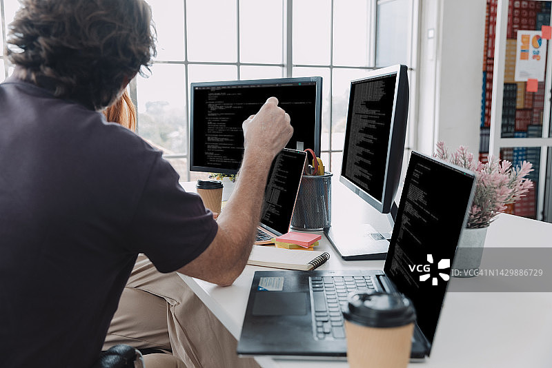 在办公室工作，编码的程序员图片素材